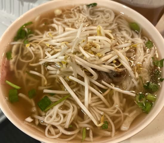 204. Medium Rare Beef and Beef Ball Rice Noodle Soup 生肉牛丸汤河
